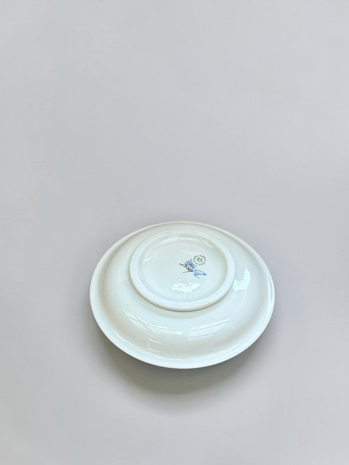 Royal Copenhagen porcelænsskål model 2559 med blå-hvid ombré uden blomsterdekor