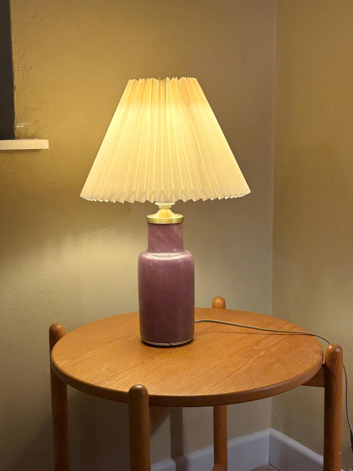 Holmegaard Troll 3 bordlampe i lilla bobleglas med cremefarvet skærm