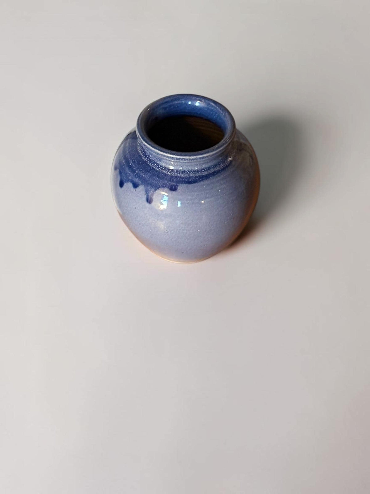 Dansk håndlavet knopvase i koboltblå og lavendelfarvet keramik, 12 cm