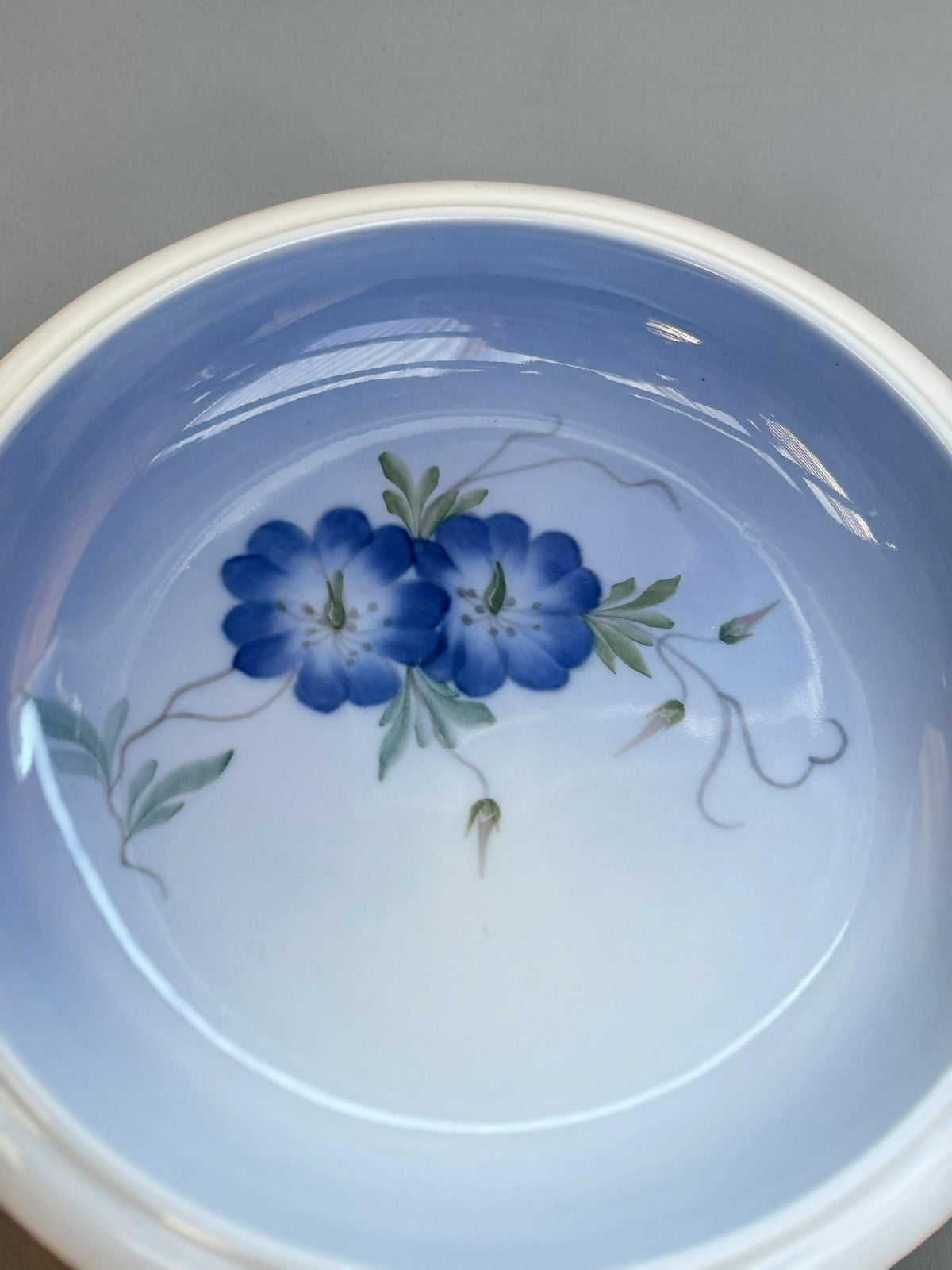 Royal Copenhagen porcelænsskål model 2800/2559 med blå og hvide toner og håndmalede snerleblomster