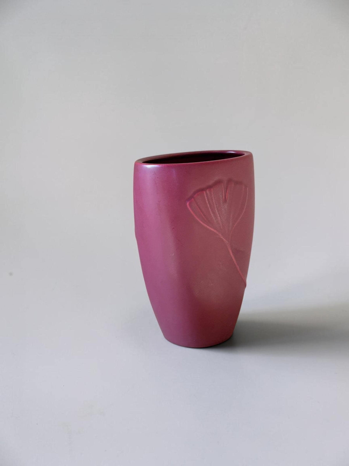 Søholm Ginkgo-vase i mat bordeaux stentøj med præget bladmotiv