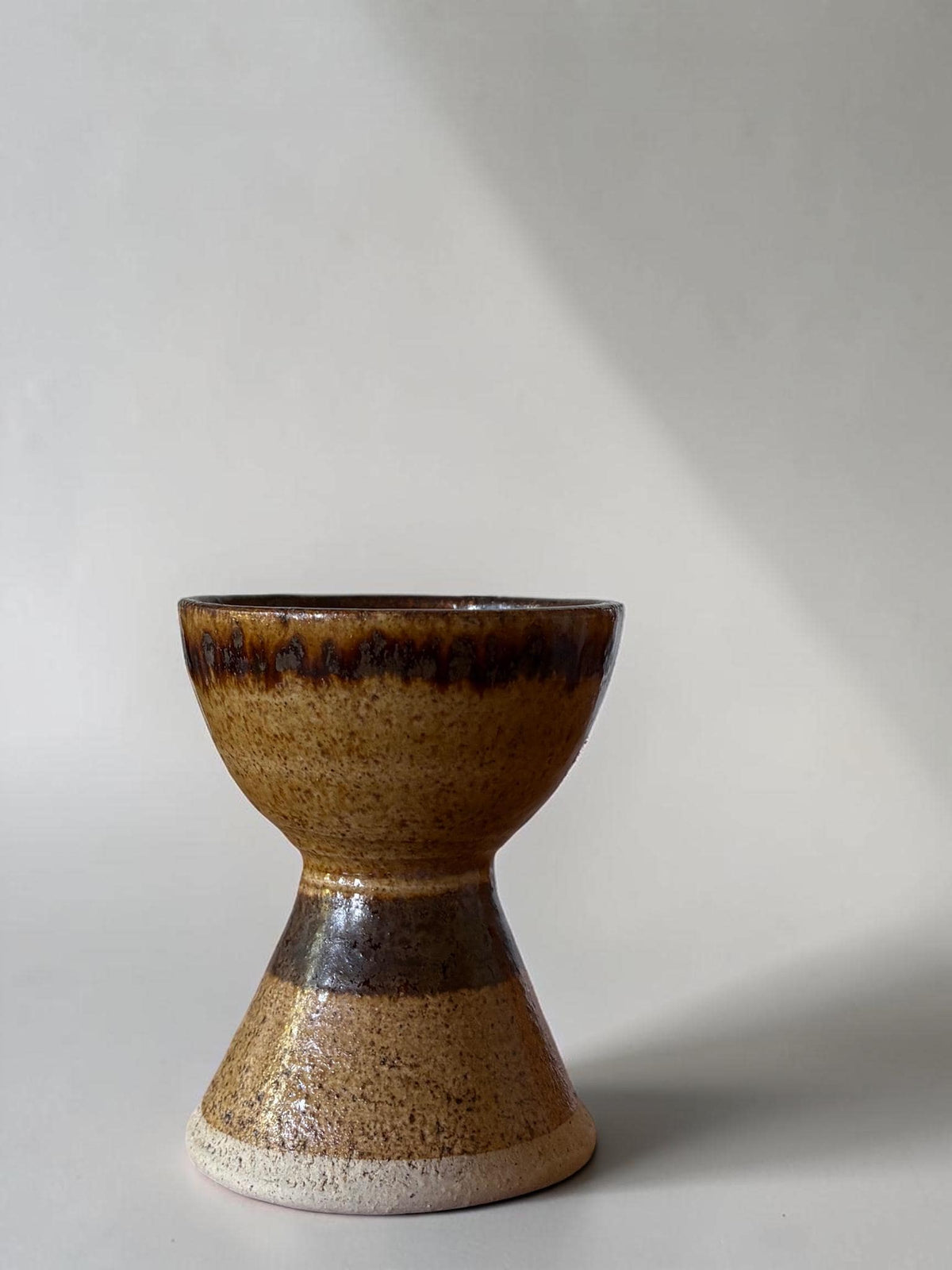 Per Engström timeglasvase i stentøj med rav-, okker- og mørkebrun jernglasur, 10 cm
