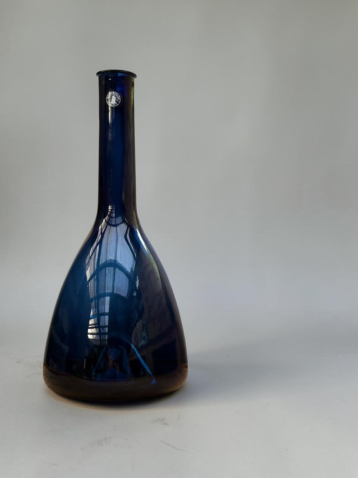 Orrefors sommerso-vase i koboltblåt og ravfarvet glas, 31 cm høj