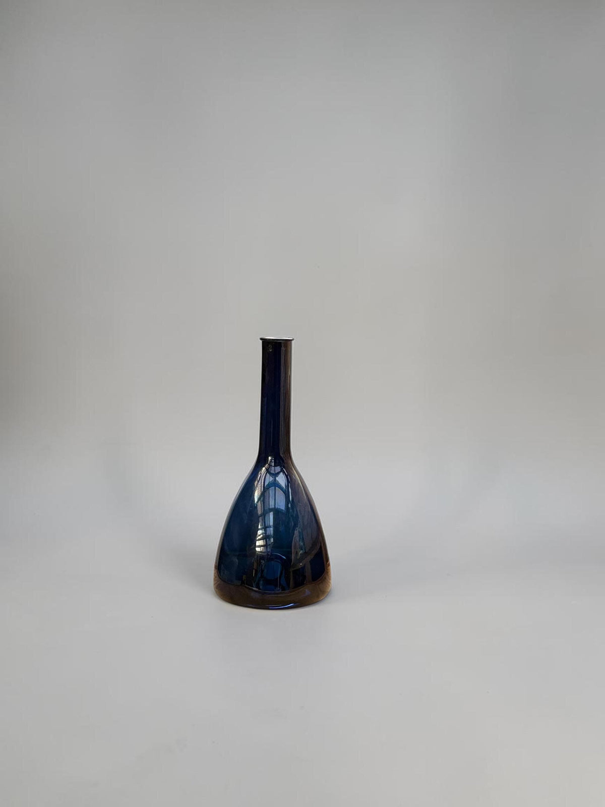 Orrefors sommerso-vase i koboltblåt og ravfarvet glas, 31 cm høj