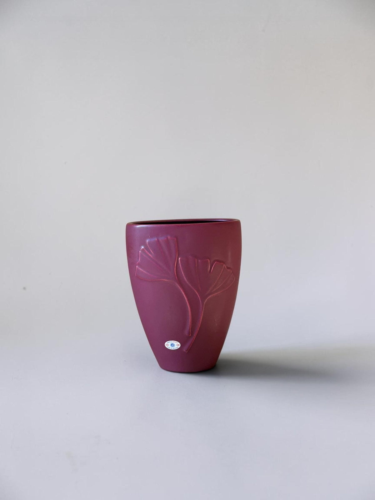 Søholm Ginkgo-vase i mat bordeaux stentøj med præget bladmotiv