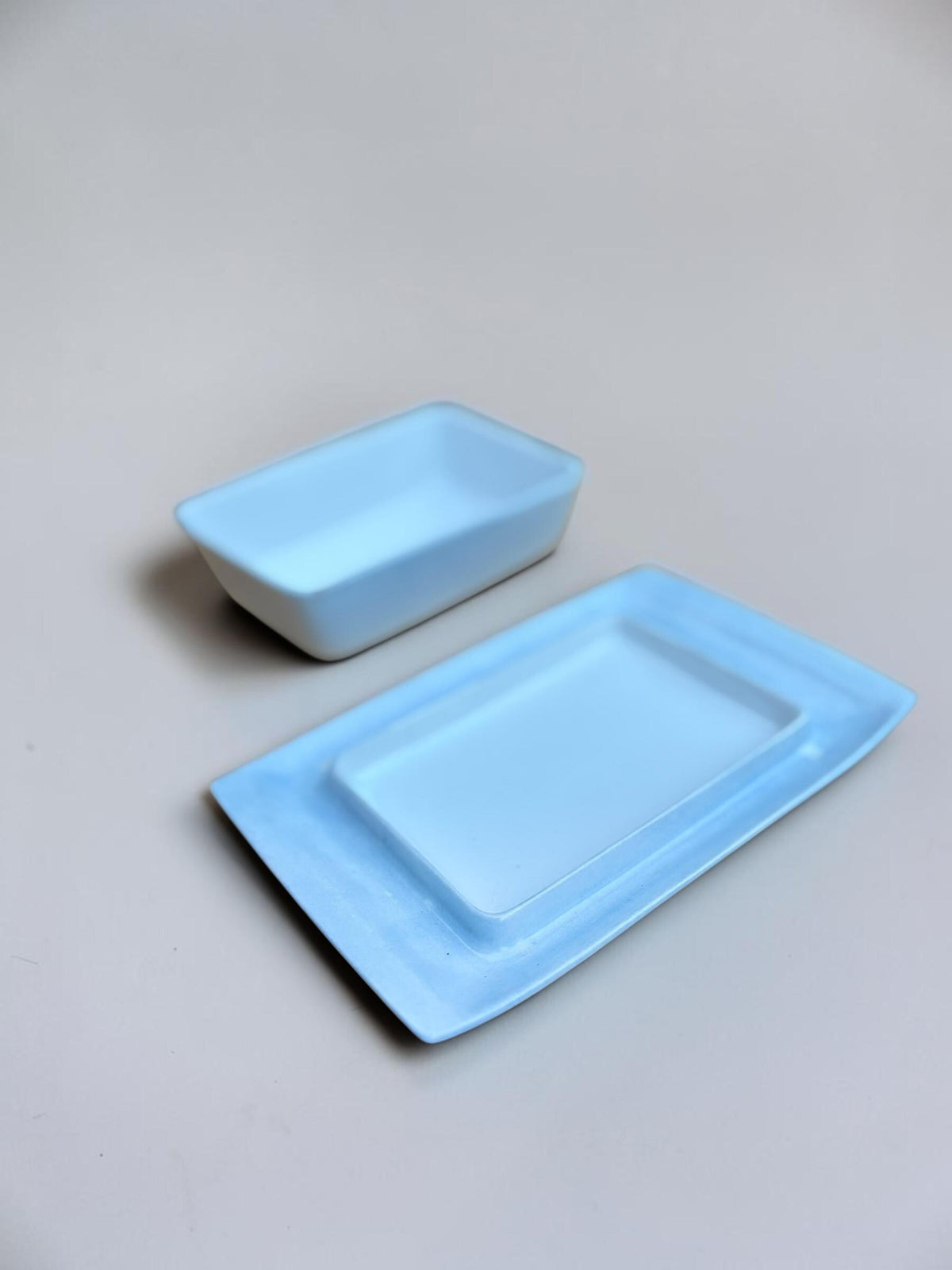 Royal Copenhagen smørskål af Ivan Weiss med låg, bakke og håndmalede grene på lyseblå fajance