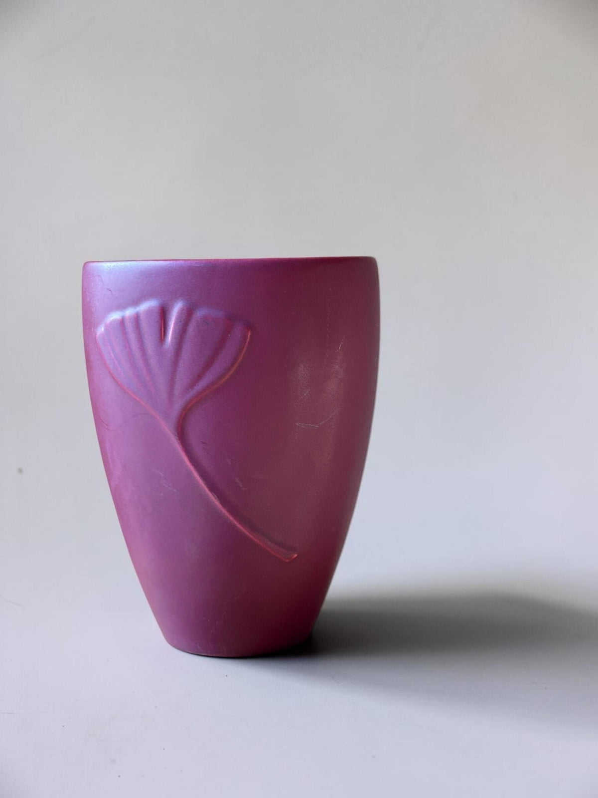 Søholm Ginkgo-vase i mat bordeaux stentøj med præget bladmotiv