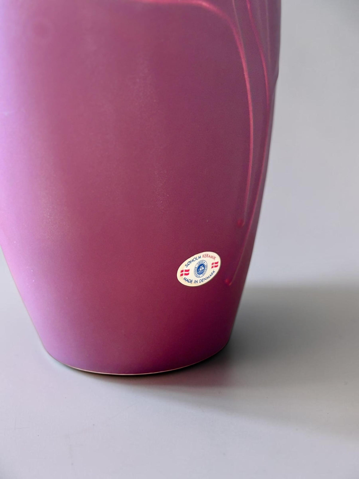 Søholm Ginkgo-vase i mat bordeaux stentøj med præget bladmotiv